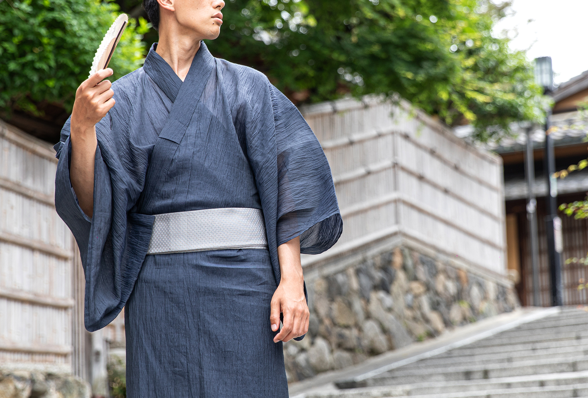 藍紺の地に咲く花が大人素敵な注染めの浴衣です - 浴衣